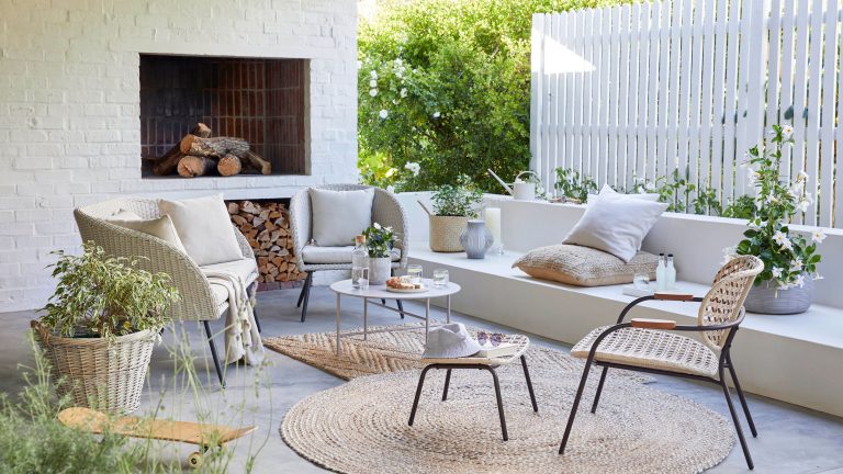 Protecting Outdoor Furniture and Remove Water Stains From Fabric